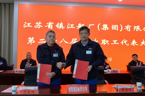 （圖9  鄒耀明副董事長(cháng)代表董事會(huì )與張言才總經(jīng)理簽訂目標責任書(shū)）.jpg